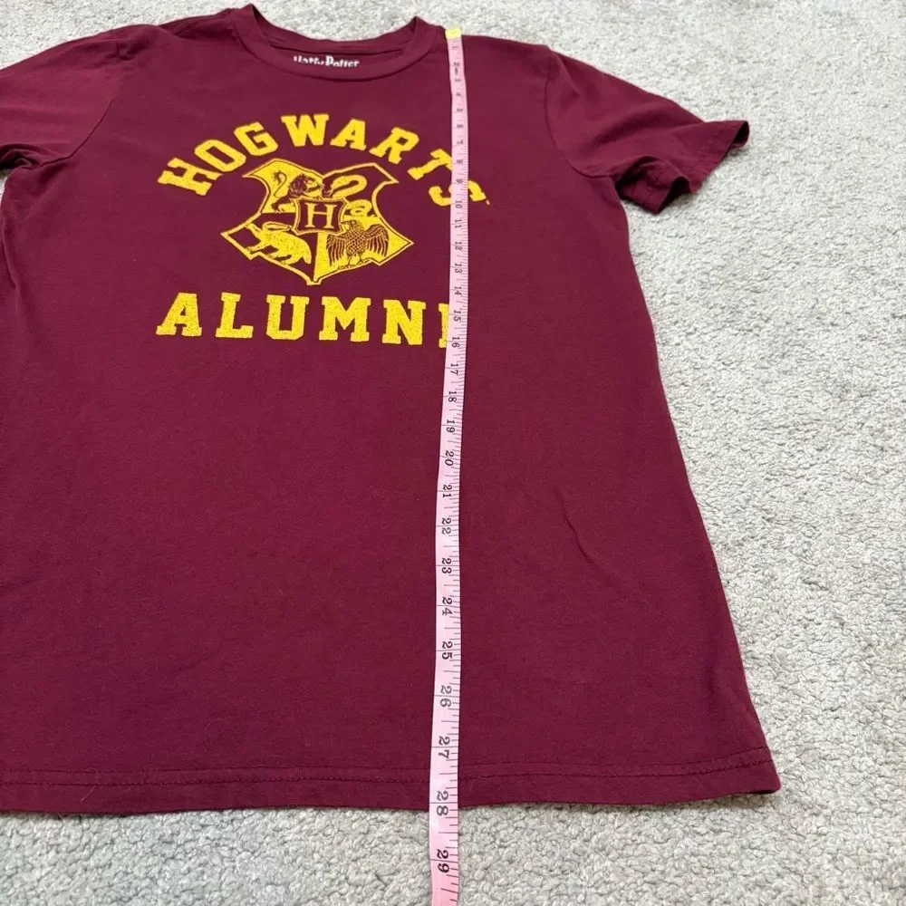 Harry Potter Hogwarts Alumni Tee Tshirt Size M Maroon Burgundy Gryffindor